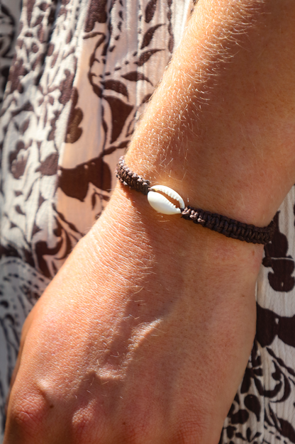bracelet tressé en macramé marron avec cauri