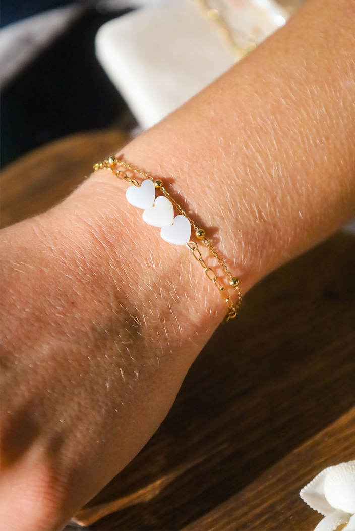 Bracelet avec double chaine et 3 petits coeurs en nacre