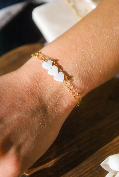 Bracelet avec double chaine et 3 petits coeurs en nacre