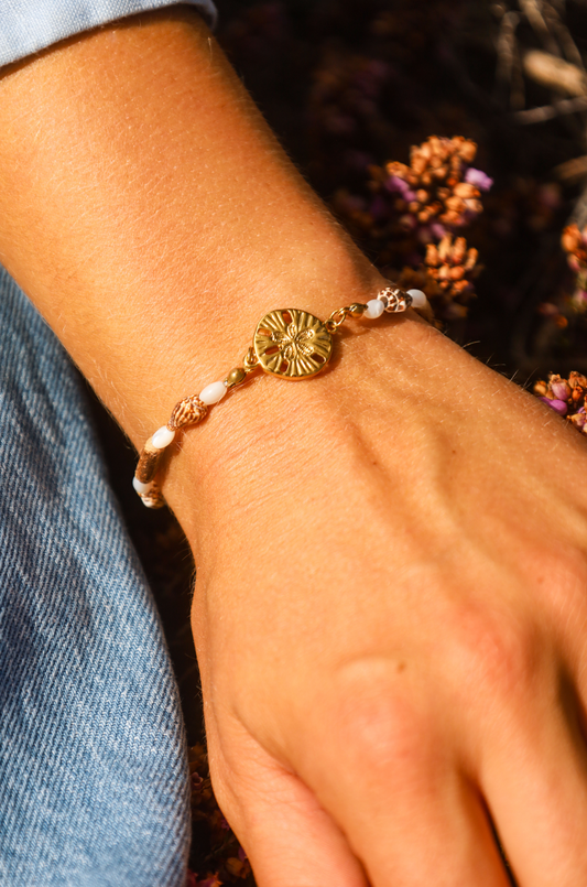 Bracelet avec pendentif dollar des sables et coquillages et bois naturel et perles en nacres.