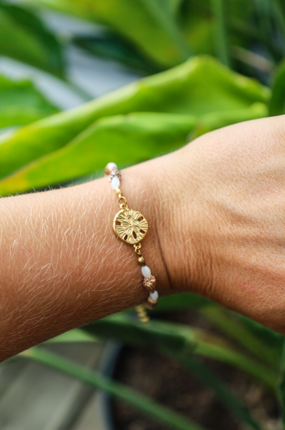 Bracelet avec pendentif dollar des sables et coquillages et bois naturel et perles en nacres.