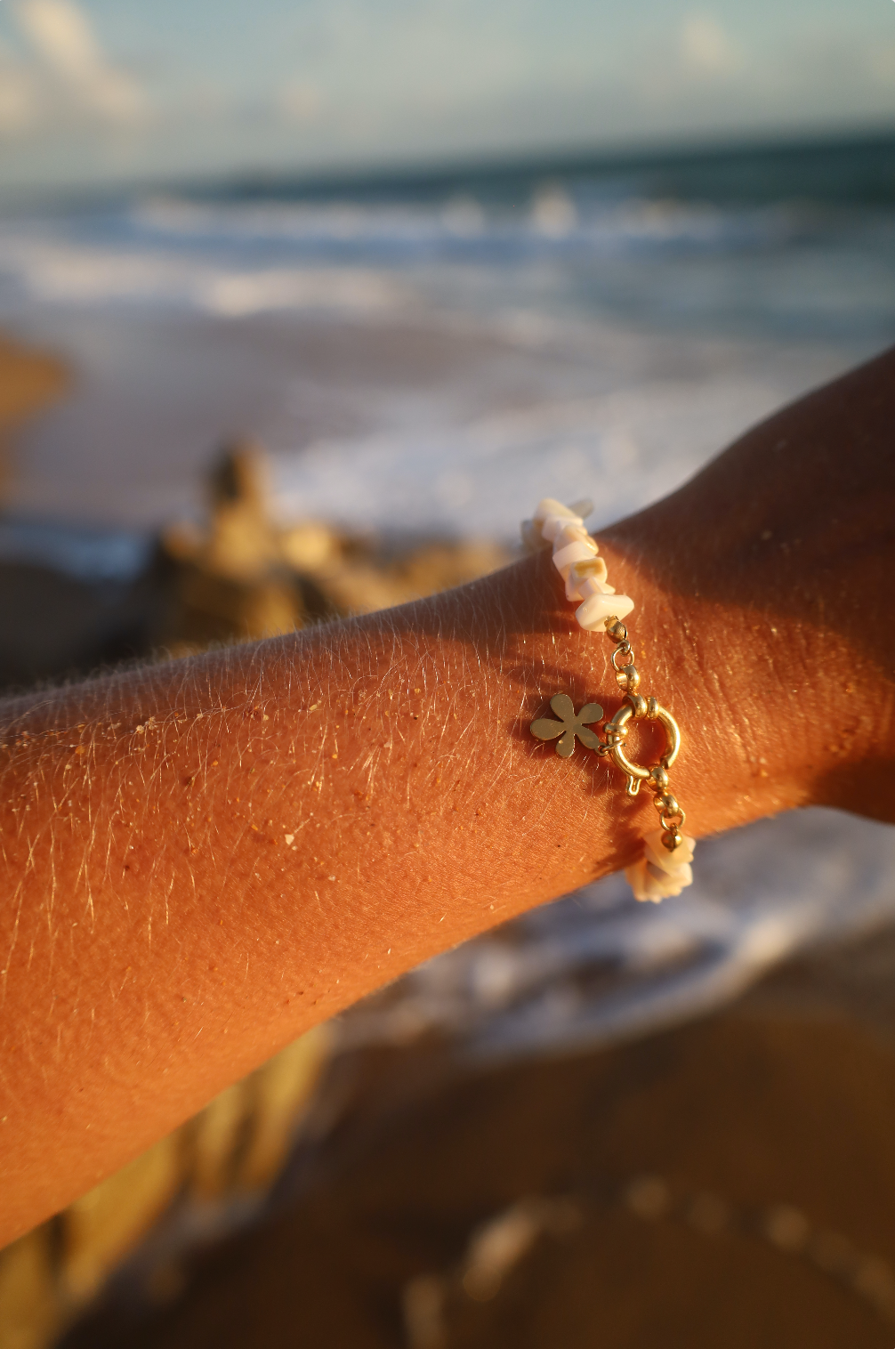 Bracelet en pierre naturelles blanches et pendentif petite fleur