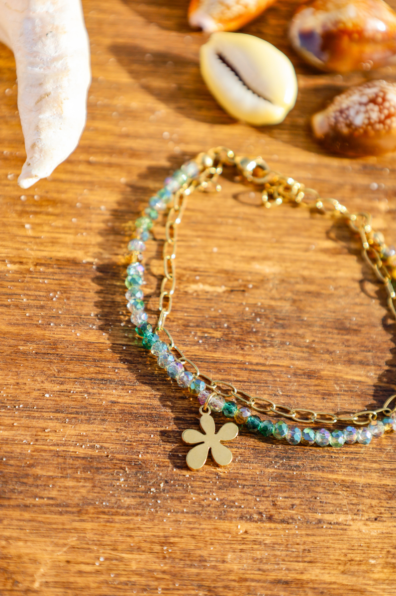bracelet double chaine dorée et perles vertes en verre et pendentif fleur