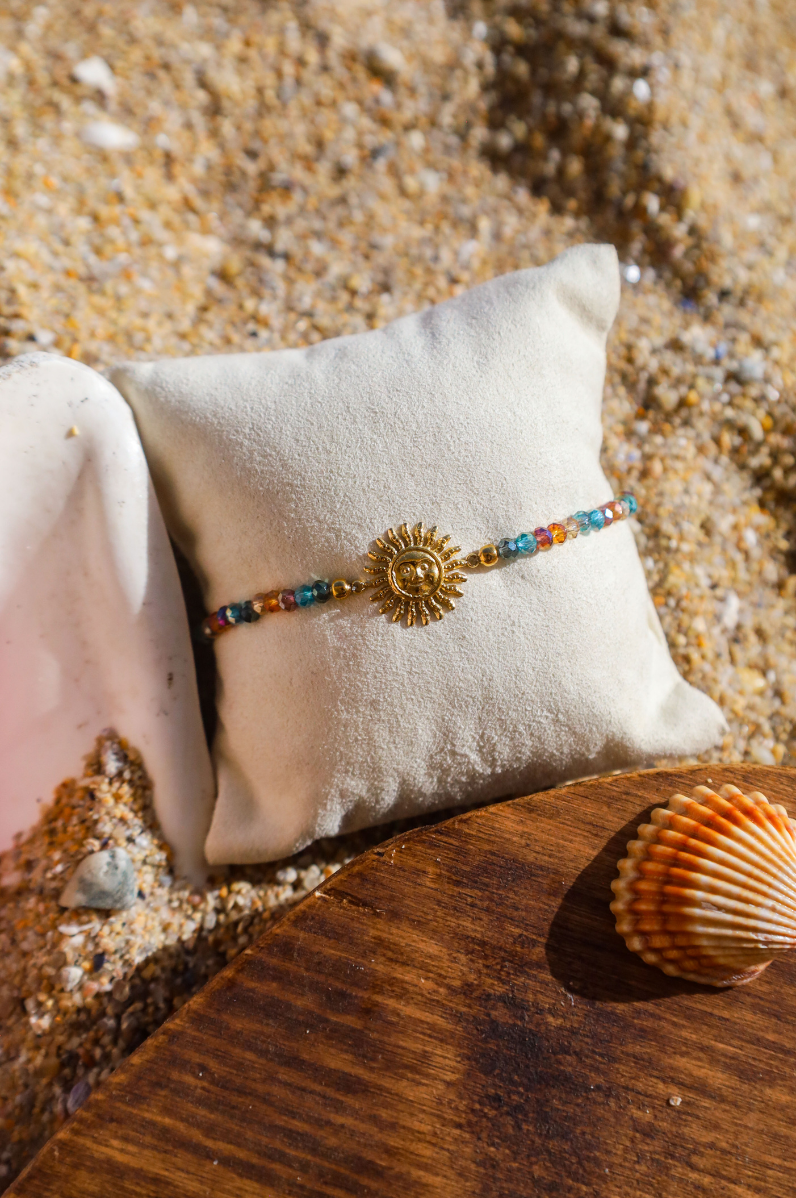bracelet pendentif soleil et perles de verre multicolores