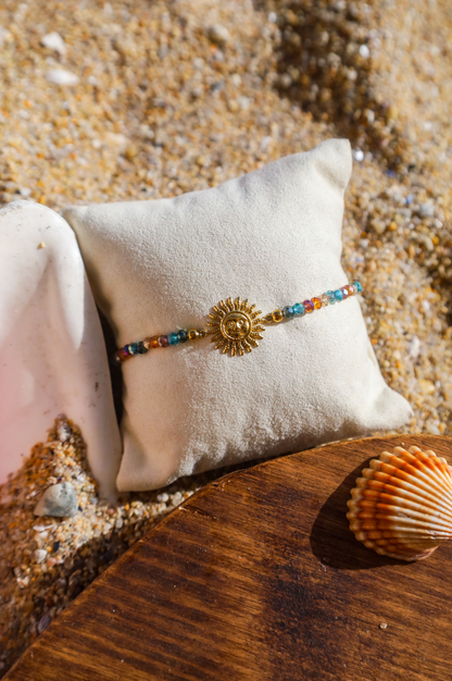 bracelet pendentif soleil et perles de verre multicolores