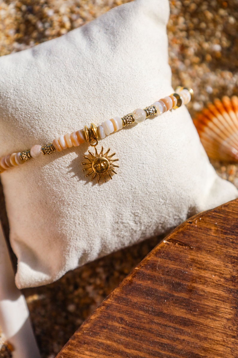 Bracelet perles de coquillages et pendentif soleil