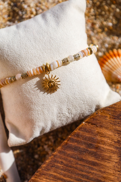 Bracelet perles de coquillages et pendentif soleil