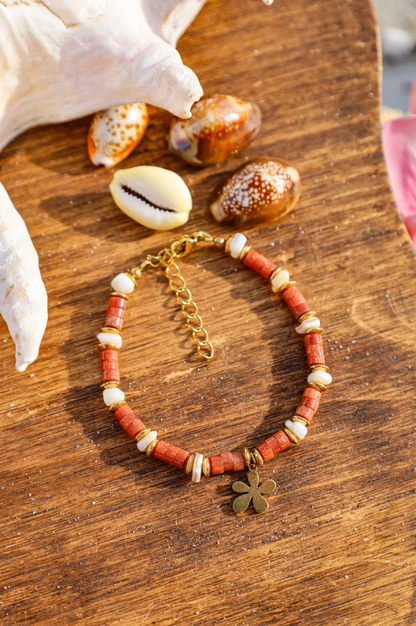 Bracelet pendentif fleur avec perles marrons en grès