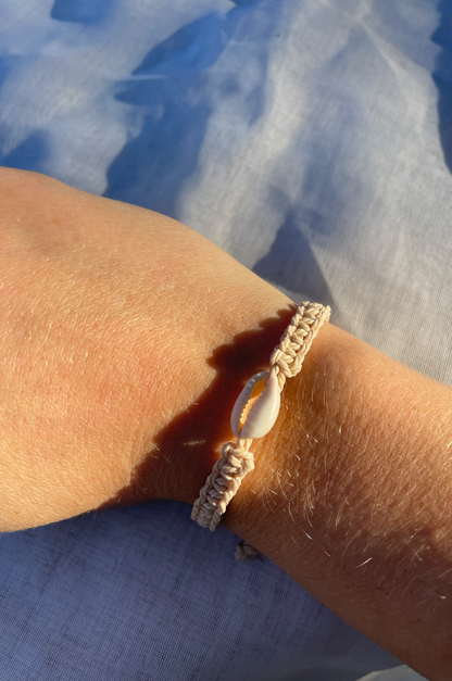bracelet tressé baige avec cauri