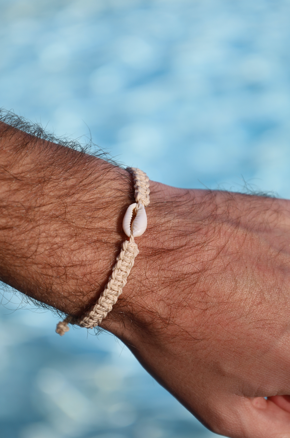 bracelet avec cauri tressé en macramé beige