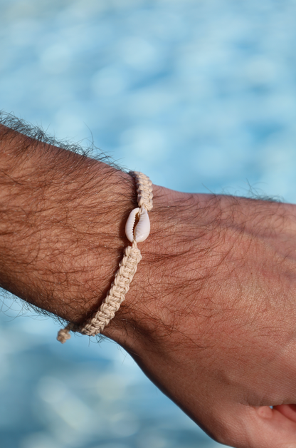 bracelet avec cauri tressé en macramé beige