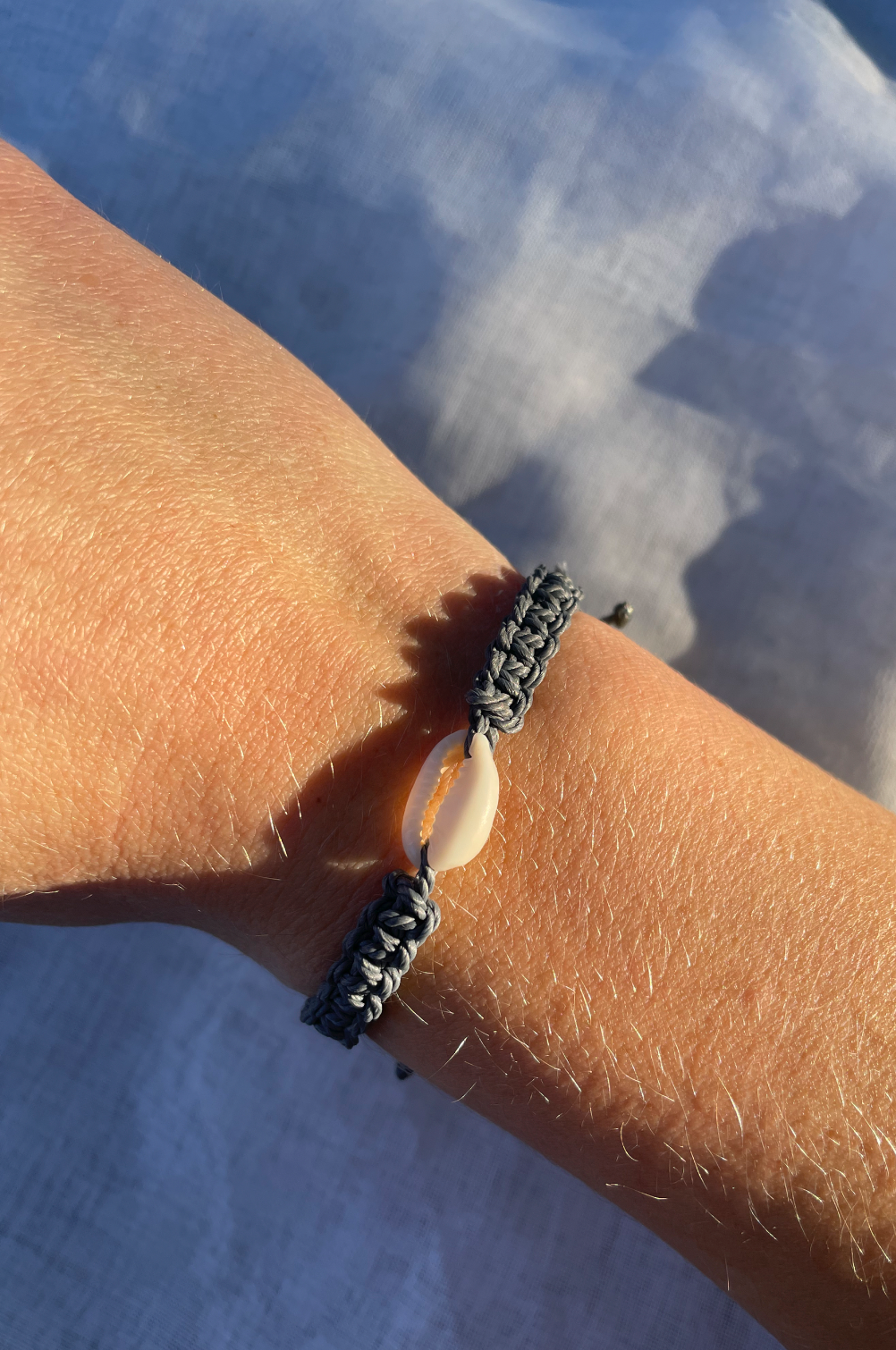 bracelet tressé  bleu en macrame avec cauri