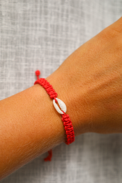 bracelet tressé en macrame rouge avec cauri