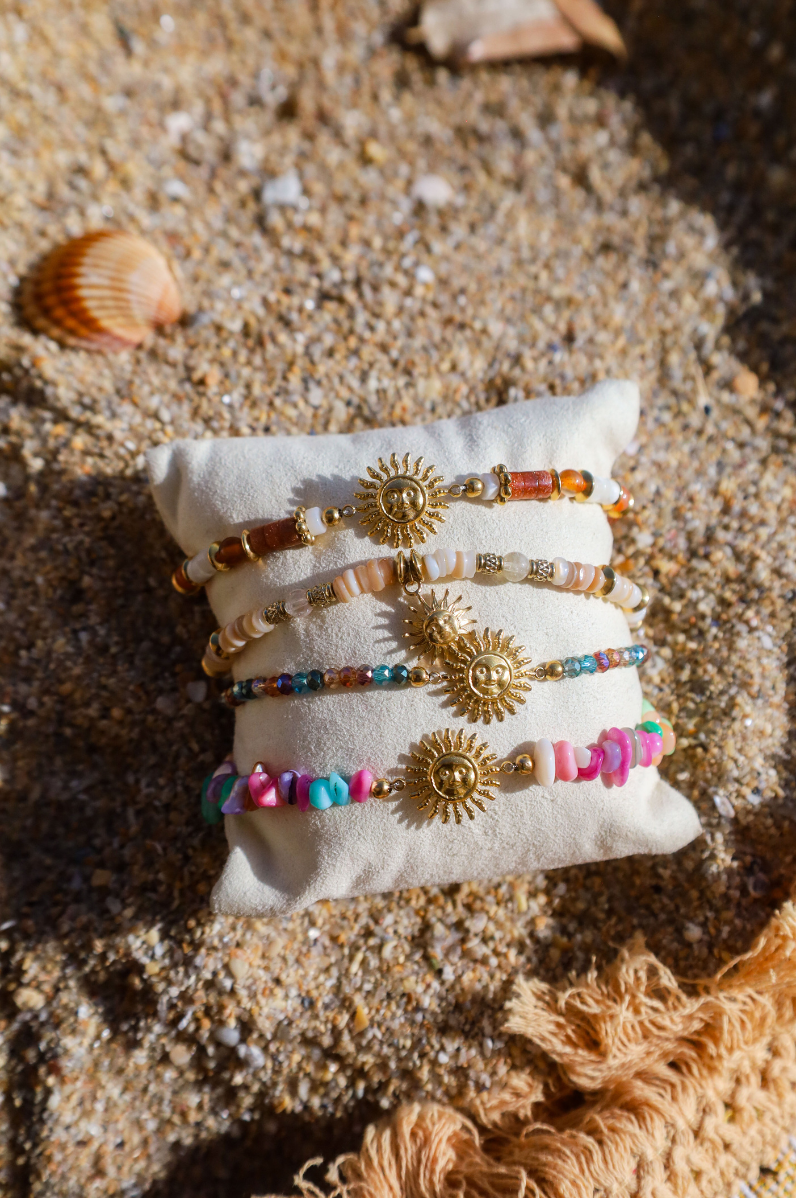 bracelet pendentif soleil et perles de couleurs chaudes en grès