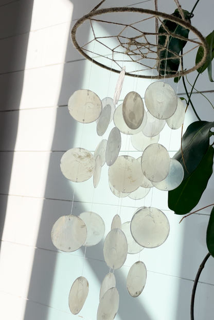 Carillon à vent avec grand anneau en bois et mandala avec des suspensions en coquilles de capiz