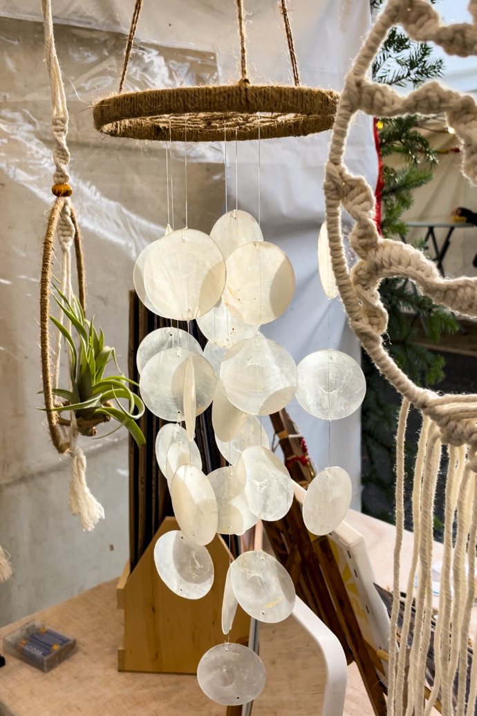 Carillon à vent avec grand anneau en bois et mandala avec des suspensions en coquilles de capiz