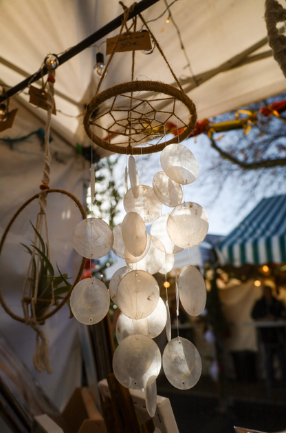 Carillon à vent avec grand anneau en bois et mandala avec des suspensions en coquilles de capiz