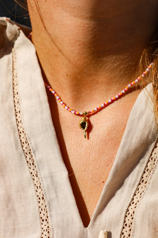 Collier perles en verres roses orangées et pendentif coquillage