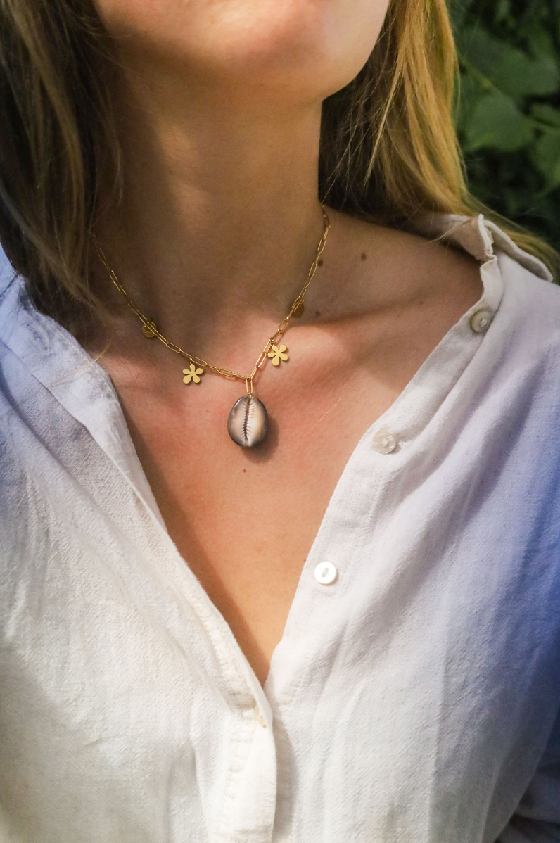 Collier avec chaine et cauri et pendentifs acier inoxydable