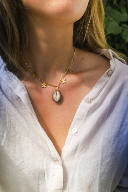 Collier avec chaine et cauri et pendentifs acier inoxydable
