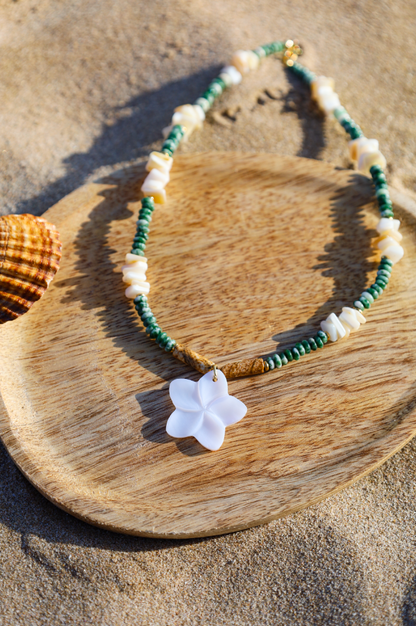 Collier en perles de jades vertes et en perles naturelles blanches avec pendentif en fleur de nacre.