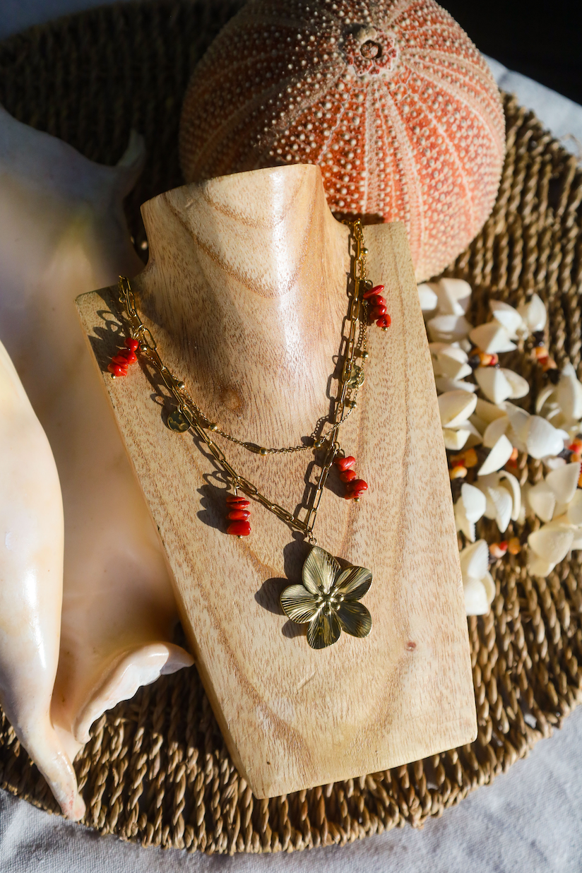 Collier double en chaines en acier inoxydables avec un pendentif fleur centré et des petits pendentifs en perles de corail
