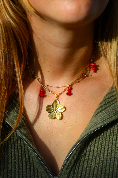 Collier double en chaines en acier inoxydables avec un pendentif fleur centré et des petits pendentifs en perles de corail
