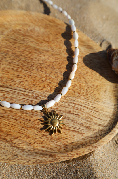 Collier en perles de nacre et pendentif soleil