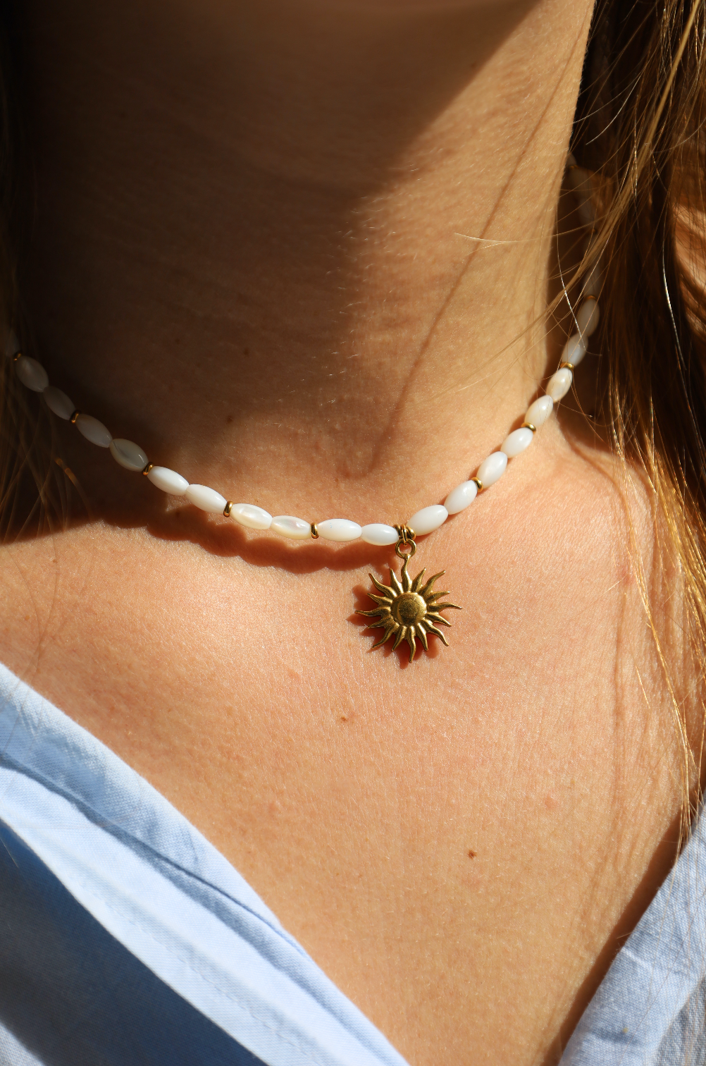 Collier en perles de nacre et pendentif soleil
