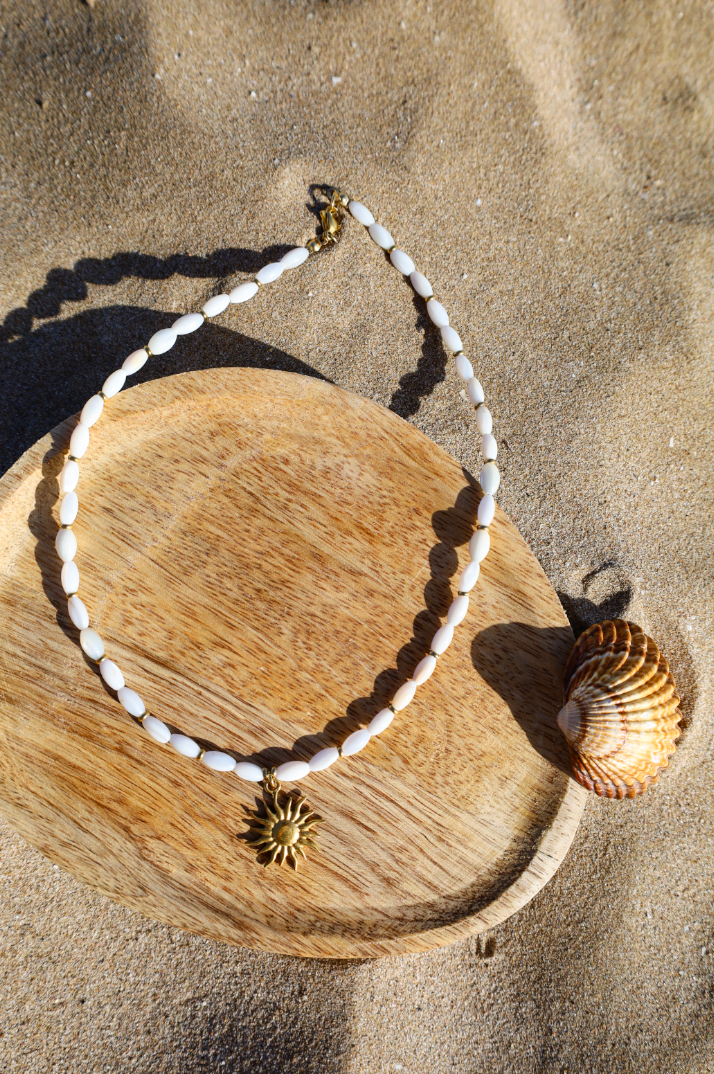 Collier en perles de nacre et pendentif soleil