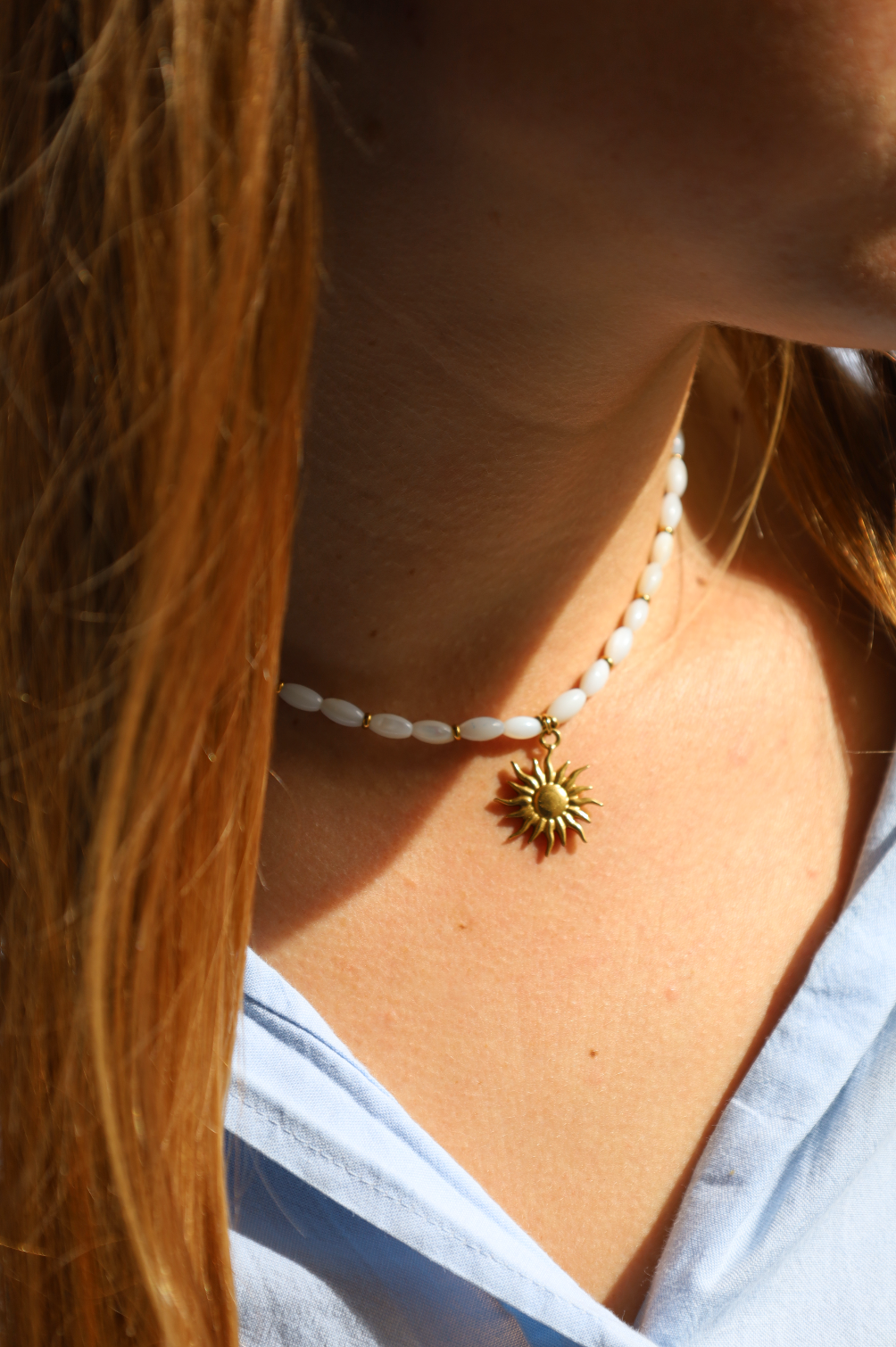 Collier en perles de nacre et pendentif soleil