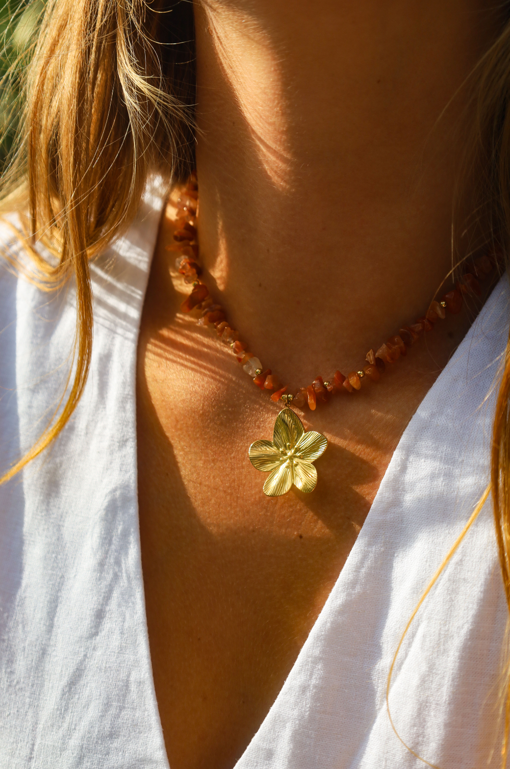 Collier en cornaline orangée et un gros pendentif fleur