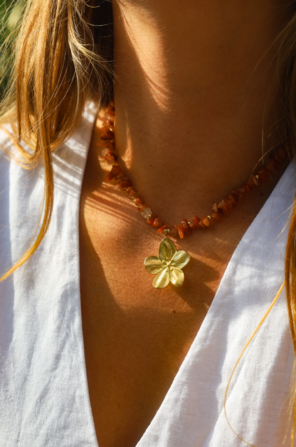 Collier en cornaline orangée et un gros pendentif fleur