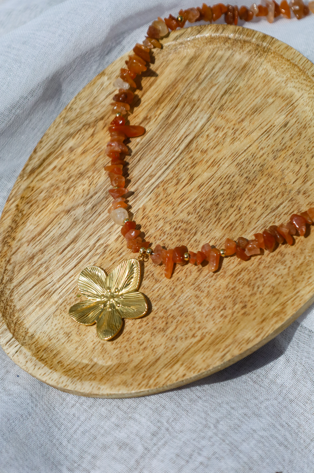Collier en cornaline orangée et un gros pendentif fleur