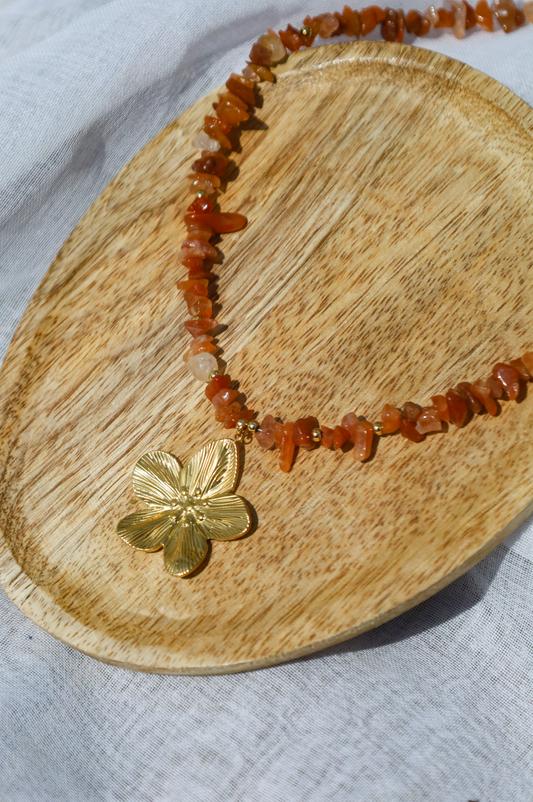 Collier en cornaline orangée et un gros pendentif fleur