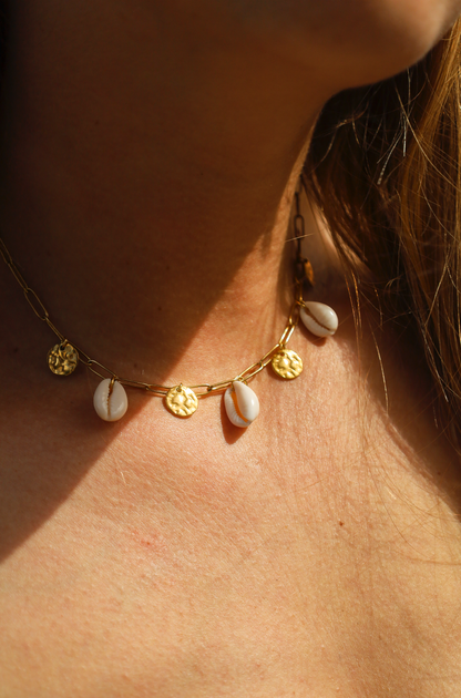 Collier chaine acier inoxydable et cauri blancs et pendentifs en acier inoxydable