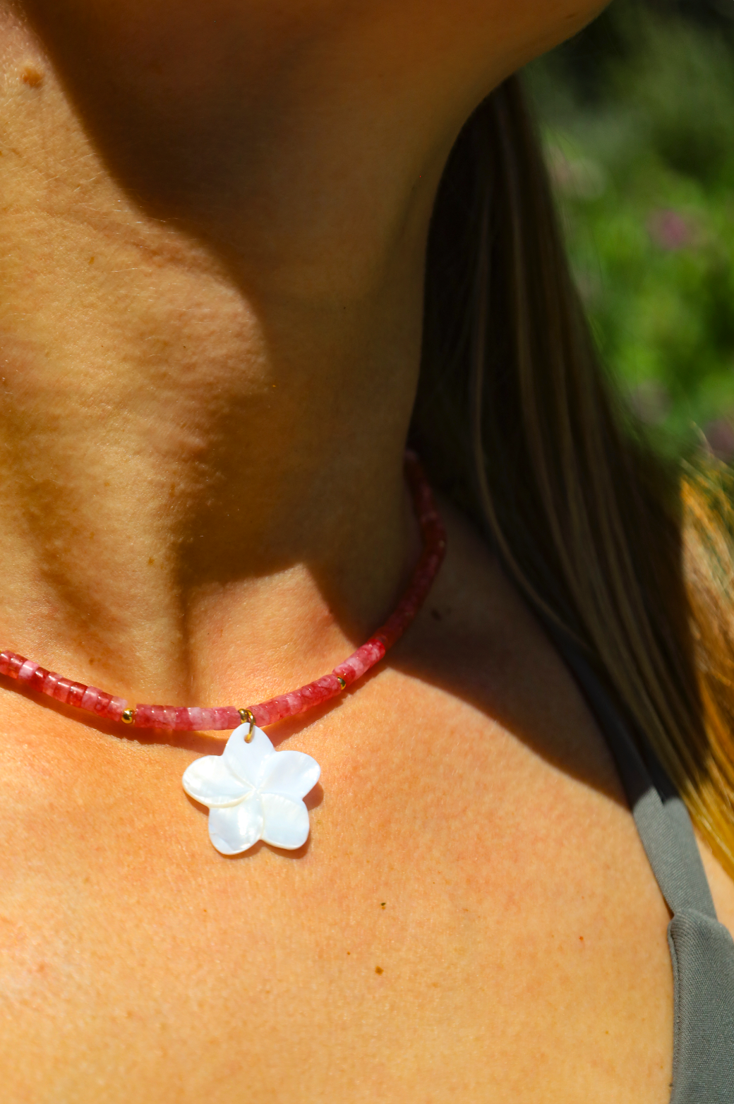  Collier en perles Heishi roses et fleur de nacre