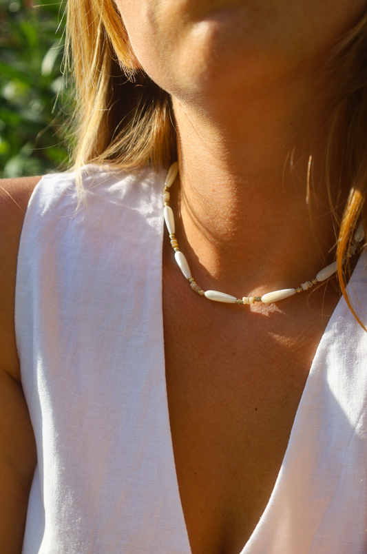 Collier en perles de nacres allongées avec des perles en acier inoxydable et en coquillages.