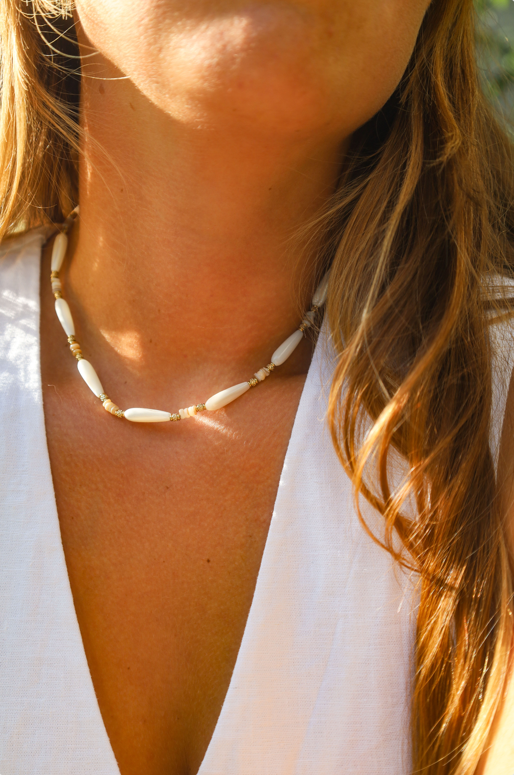 Collier en perles de nacres allongées avec des perles en acier inoxydable et en coquillages.