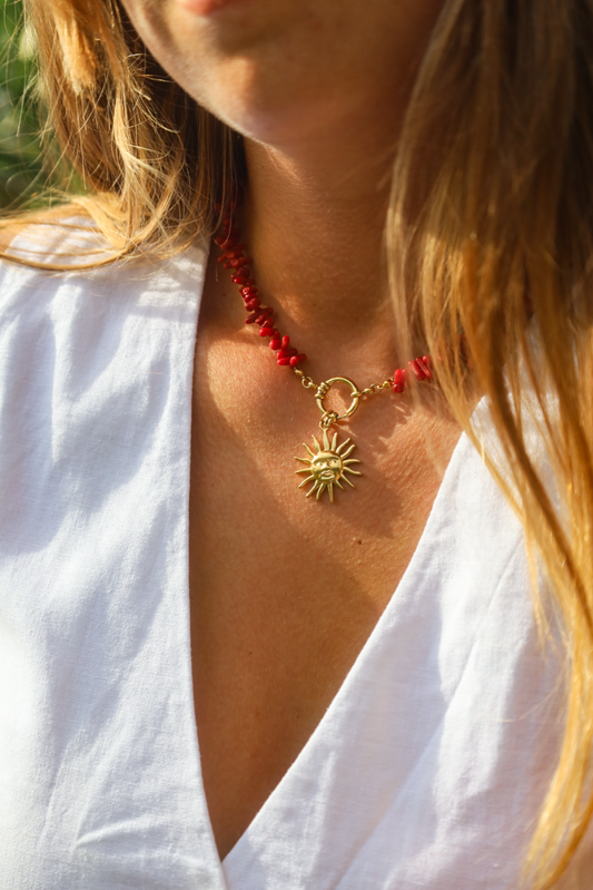Collier en perles de corail rouge et pendentif soleil