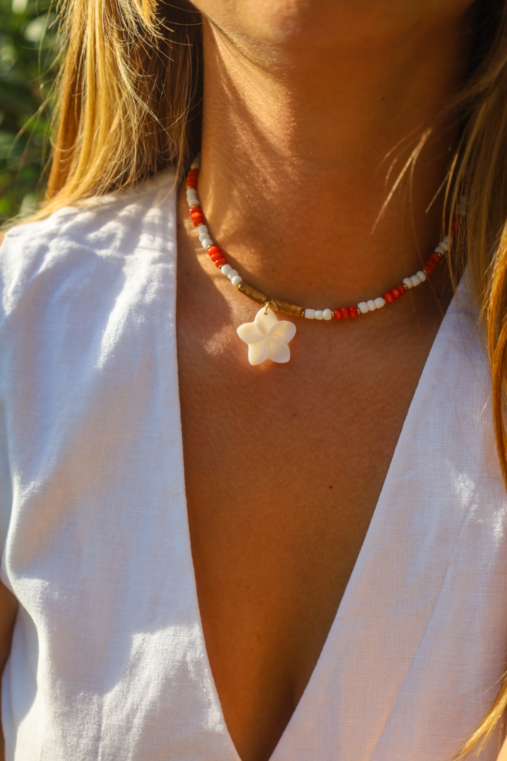 Collier en perles rocailles blanches et rouges avec pendentif en fleur de nacre 
