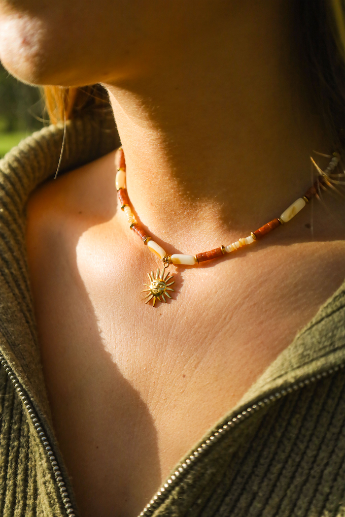 Collier Terama en perles de grès et coquillages naturels et nacres.