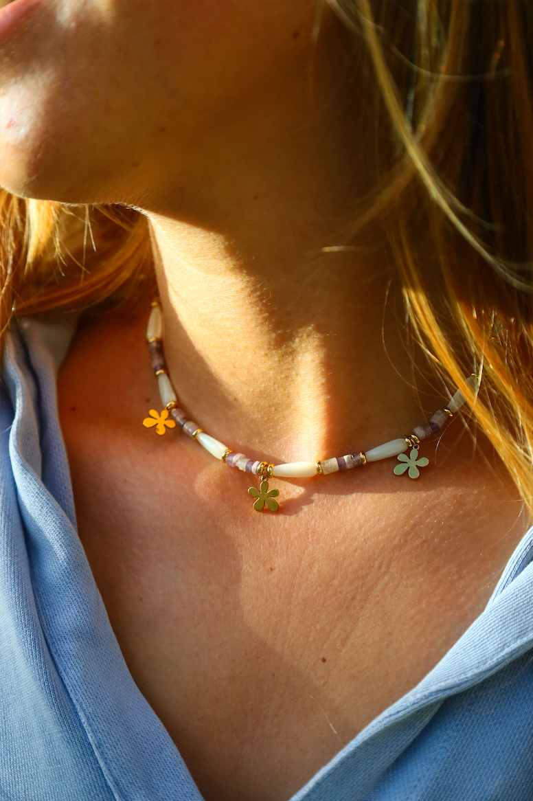 Collier de perles en nacre et lepidolite avec petits pendentifs fleurs