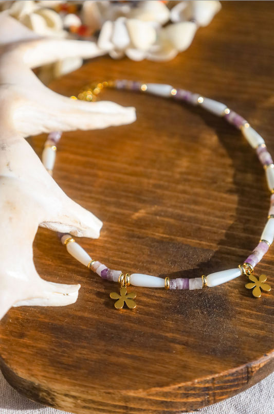 Collier de perles en nacre et lepidolite avec petits pendentifs fleurs