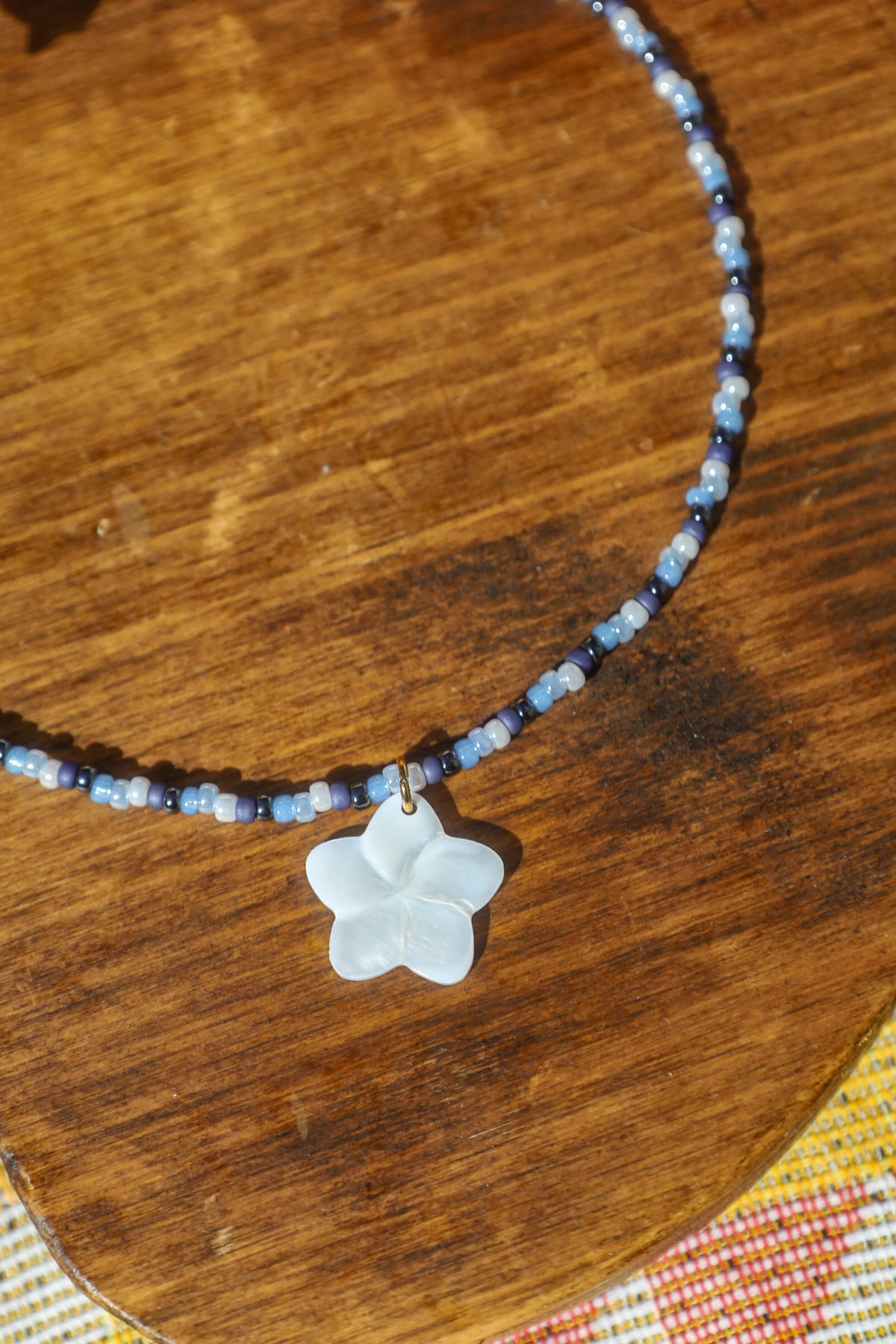 Collier perles rocailles bleues et pendentif en nacre