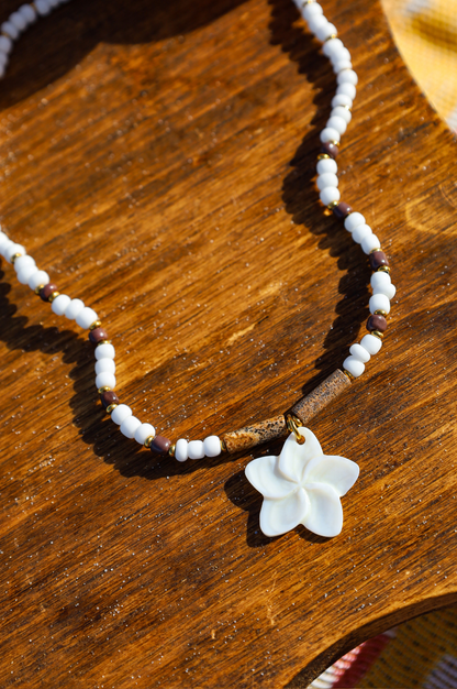 collier en perles de rocailles blanches et marron et fleur en nacre