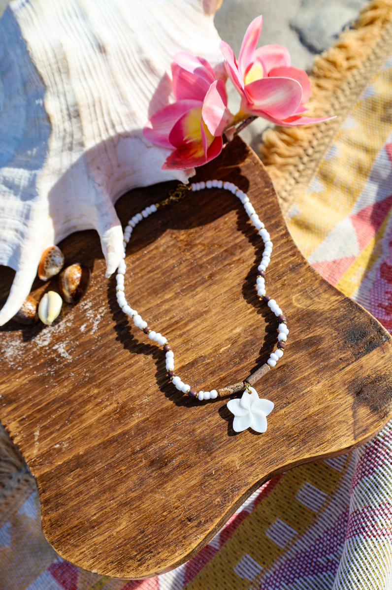 collier en perles de rocailles blanches et marron et fleur en nacre