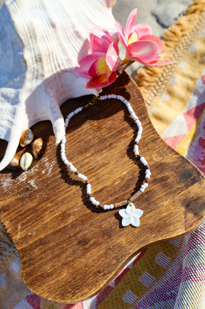 collier en perles de rocailles blanches et marron et fleur en nacre