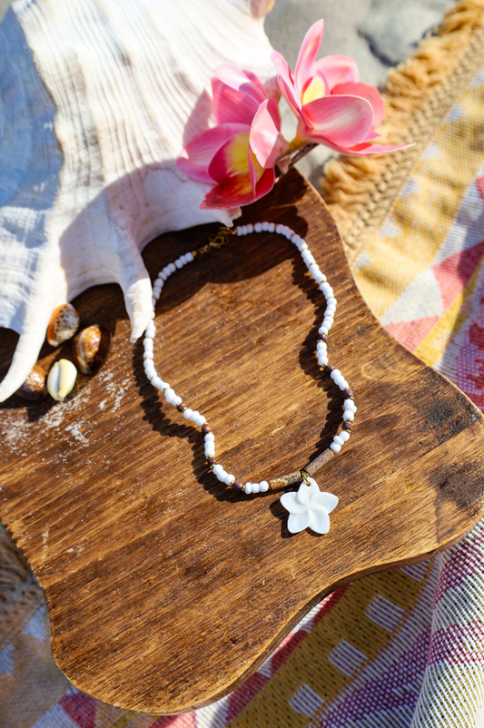 collier en perles de rocailles blanches et marron et fleur en nacre
