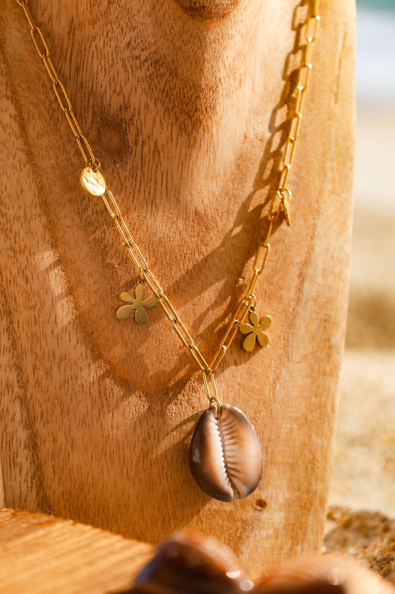 Collier avec chaine et cauri et pendentifs acier inoxydable